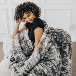 Luxurious Gray/White/Smoky Skies/Size XL/Lola Blankets/NIB/SEALED/ Throw/Blanket